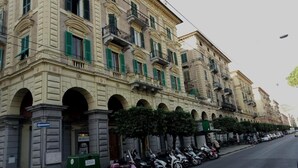 Un bâtiment historique doté de nombreux balcons et de fenêtres en arc de cercle.