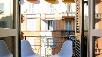 Chambre Triple, balcon, vue ville | Vue sur la rue