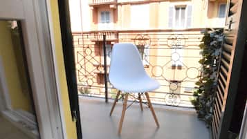 Camera tripla, balcone, vista città | Balcone