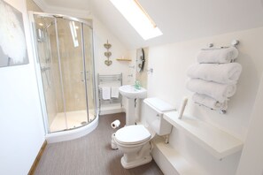 Deluxe Double Room | Bathroom | Towels - Culliss House (Inverness)