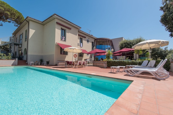 Outdoor pool, pool umbrellas, sun loungers