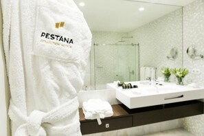 Rainfall showerhead, towels - Pestana Porto - A Brasileira, City Center & Heritage Building (Porto)