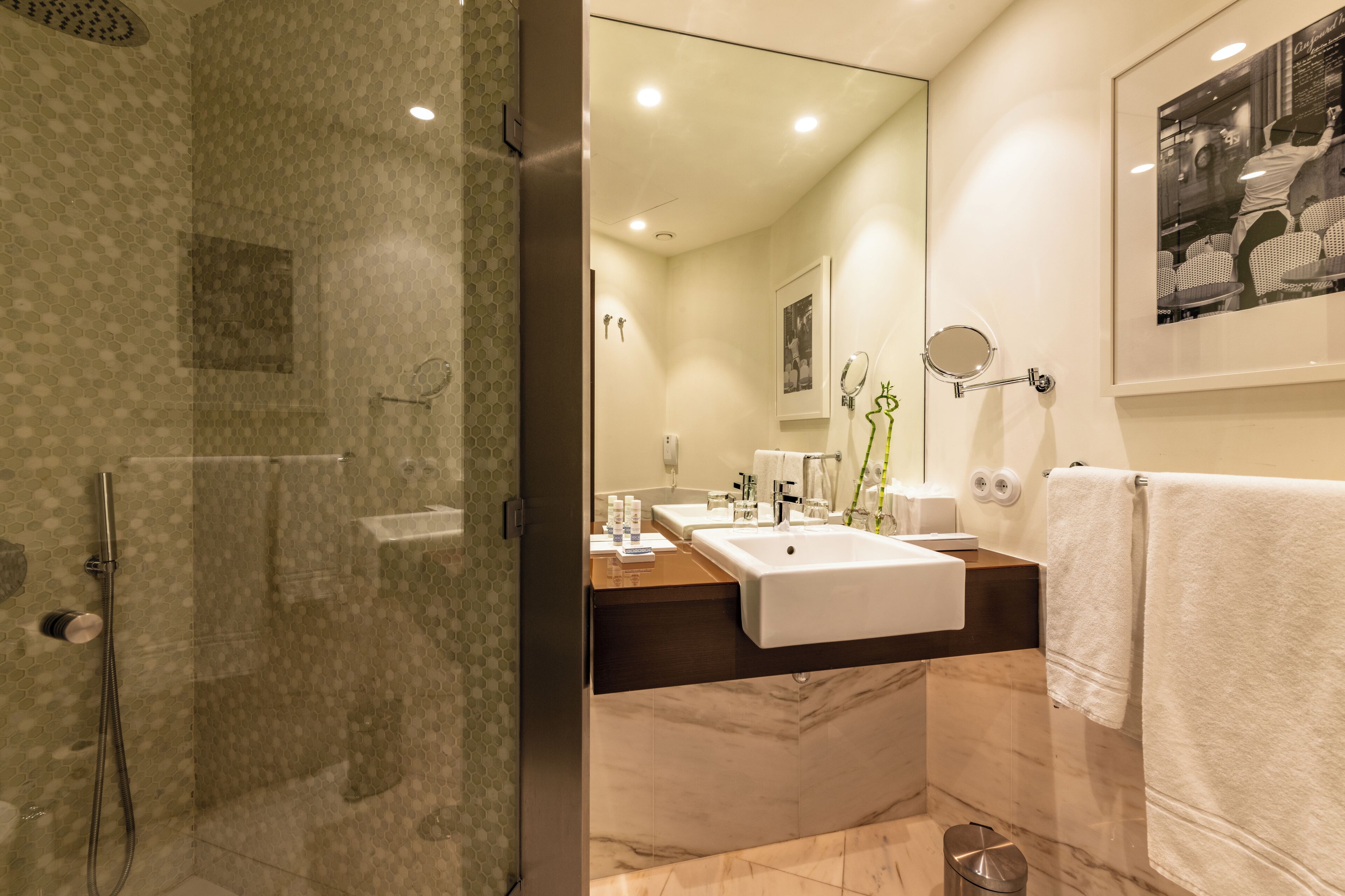 deluxe double or twin room | minibar, in-room safe, soundproofing, free wifi