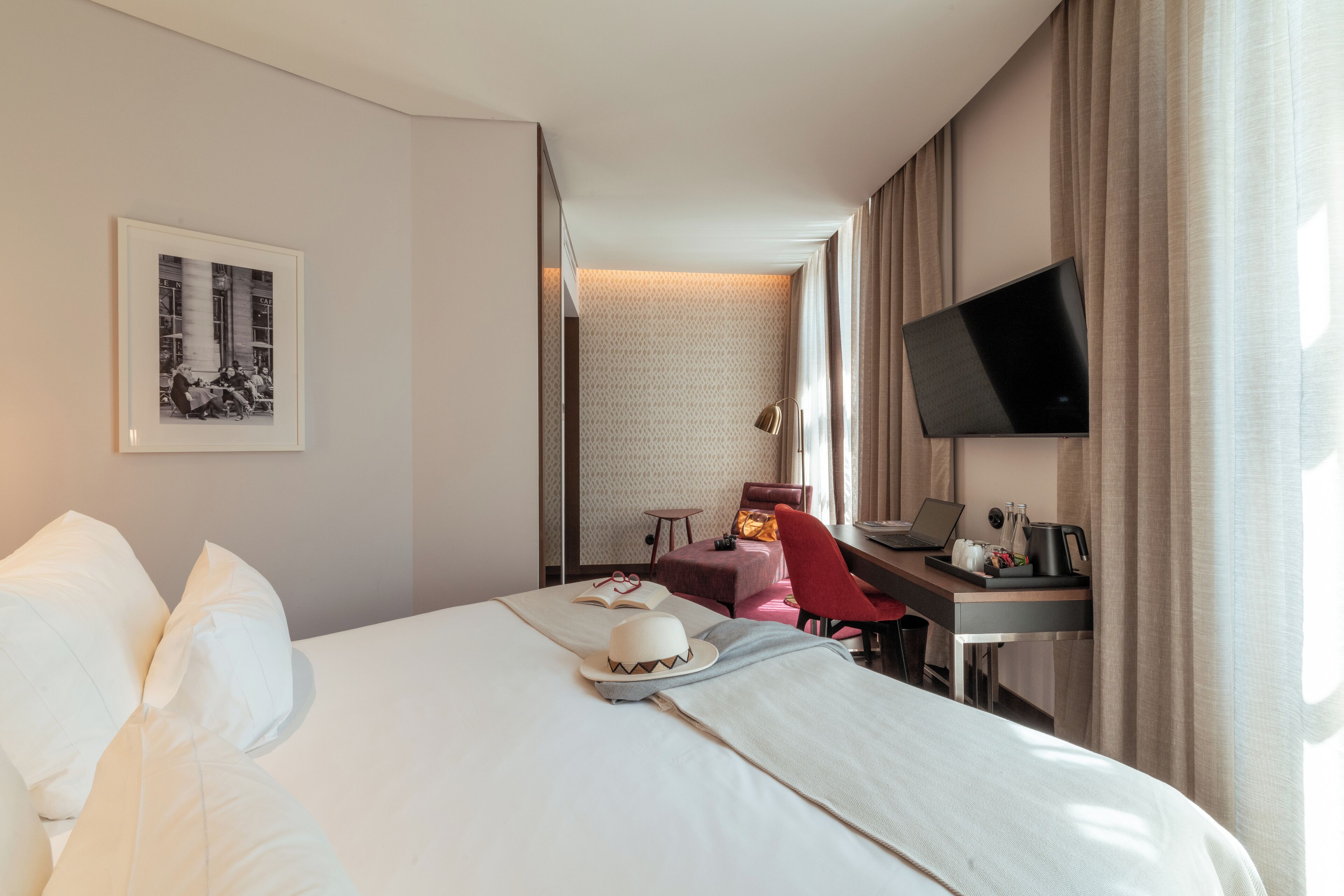 deluxe double or twin room | minibar, in-room safe, soundproofing, free wifi