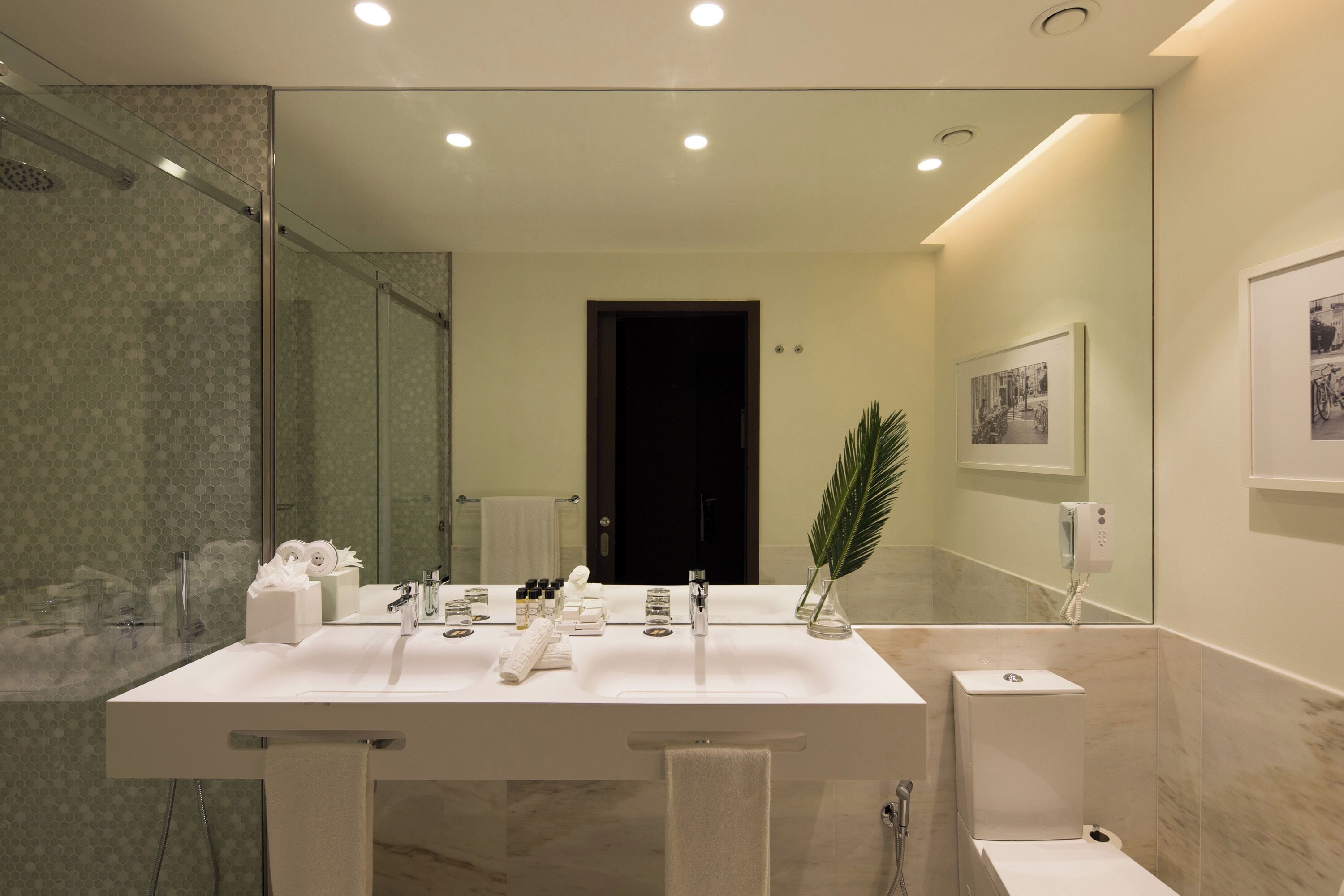 executive double or twin room | bathroom | rainfall showerhead, towels