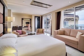 Phòng Suite, 1 phòng ngủ, quang cảnh thành phố (Balcony) | 1 phòng ngủ, minibar, két bảo mật tại phòng, bàn 