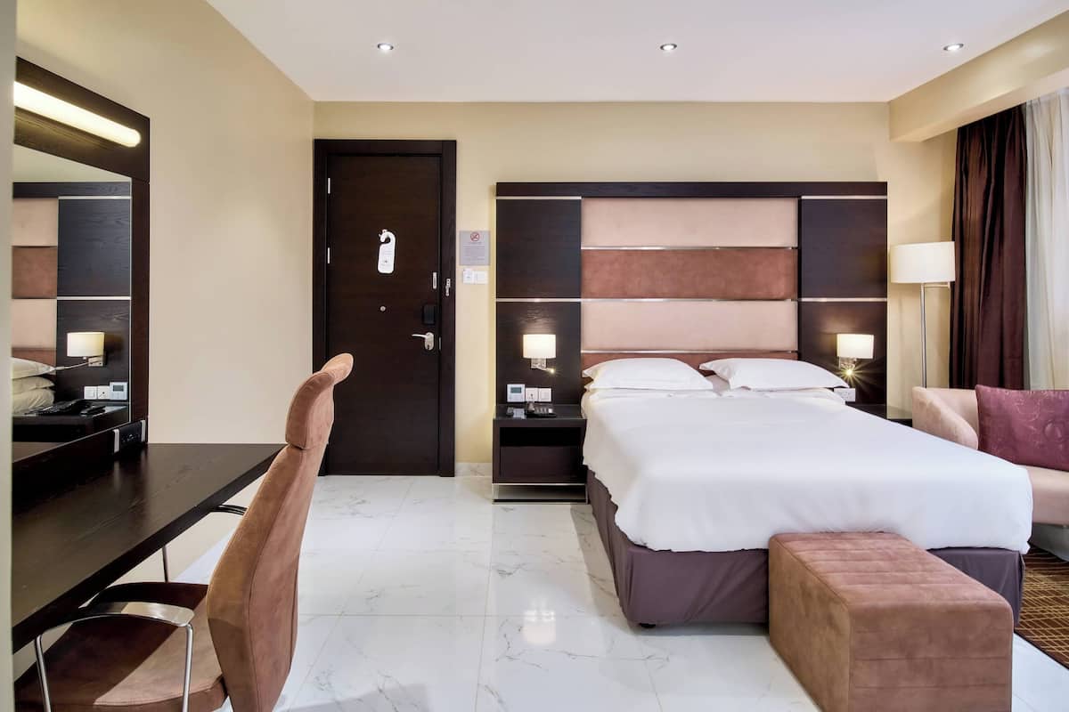 Executive Suite, 1 Bedroom, Non Smoking, City View (Balcony) | Lounge