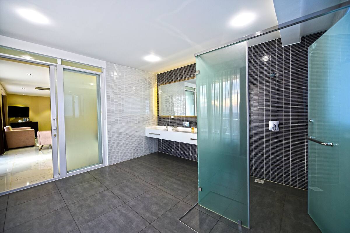 presidential suite, 2 bedrooms, ensuite, city view | bathroom shower