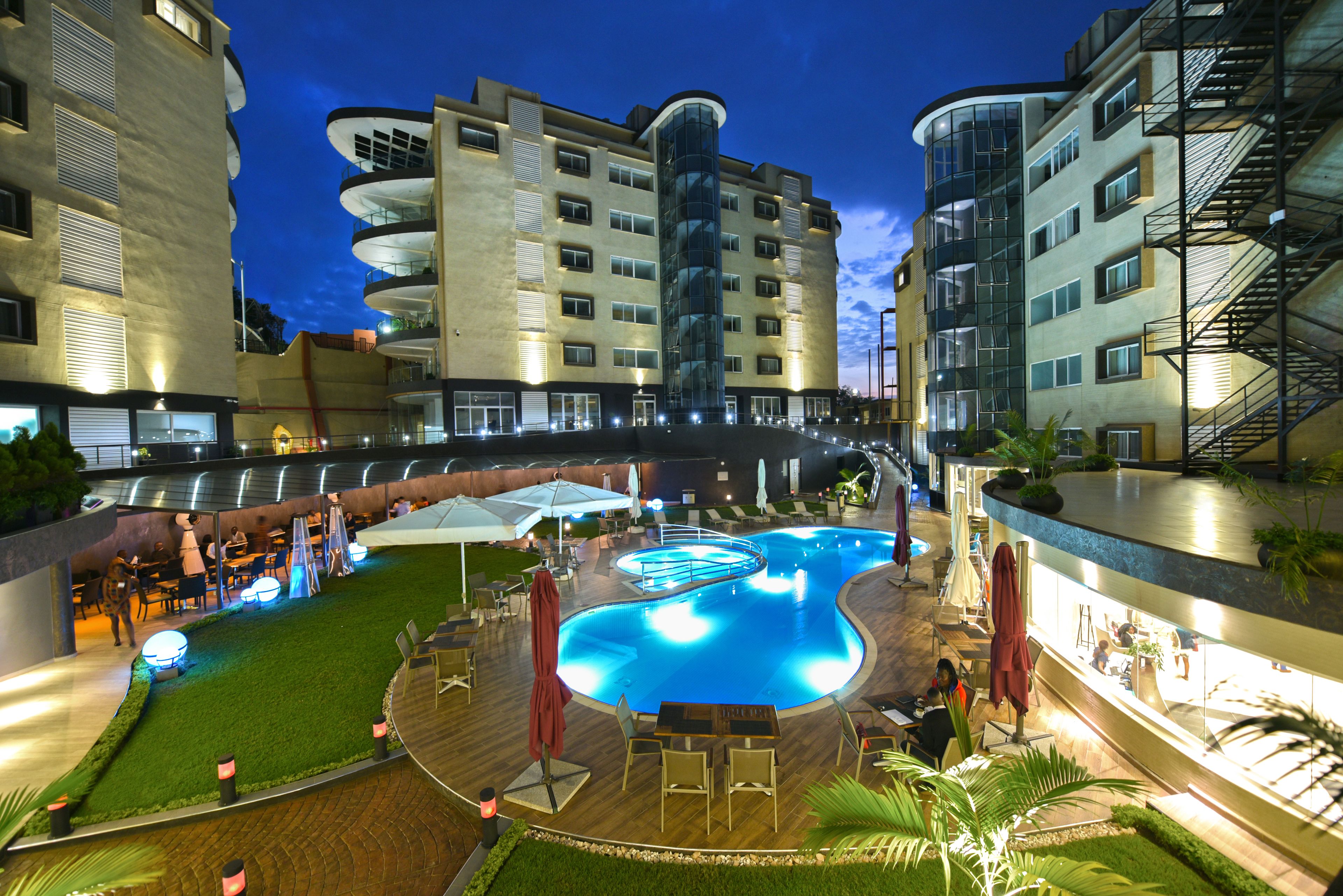 Una piscina al aire libre