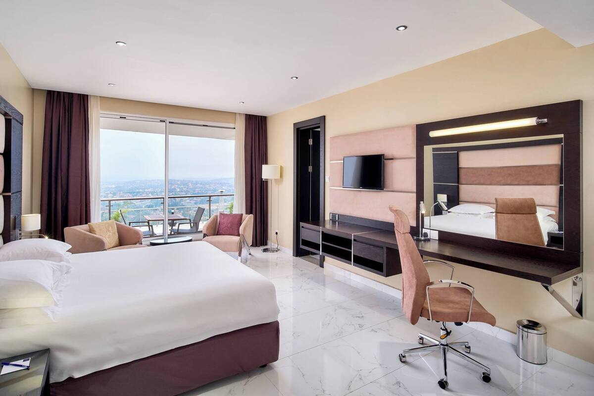 executive suite, 1 bedroom, non smoking, city view (balcony) | lounge