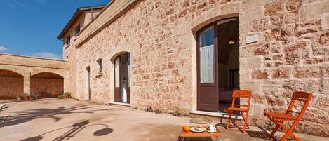 Ropa de cama de alta calidad, muebles diferentes y escritorio