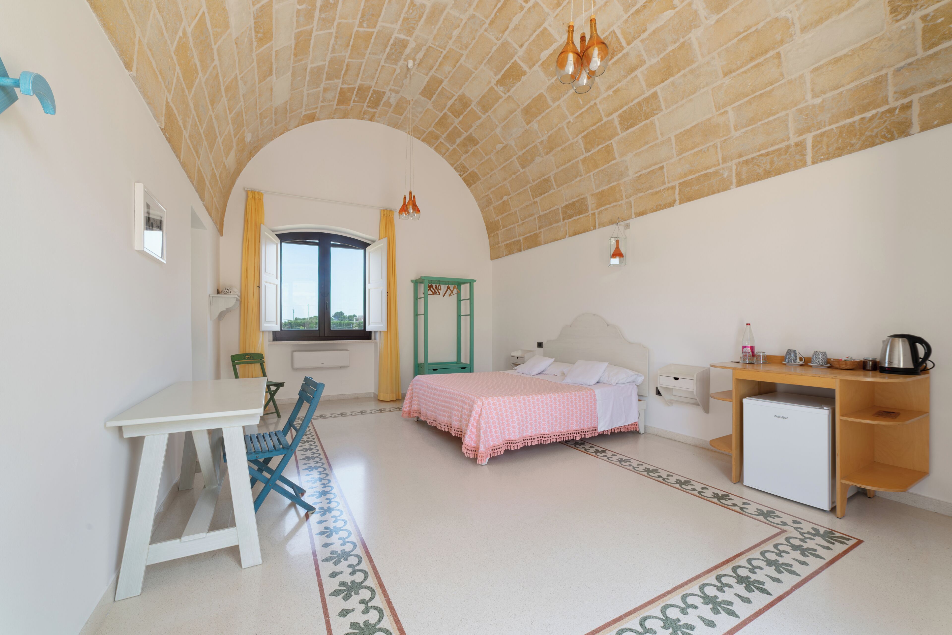 Hochwertige Bettwaren, individuell eingerichtet, Schreibtisch