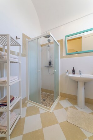 Ropa de cama de alta calidad, muebles diferentes y escritorio 