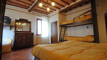 Camera quadrupla | Una scrivania, Wi-Fi gratuito, lenzuola