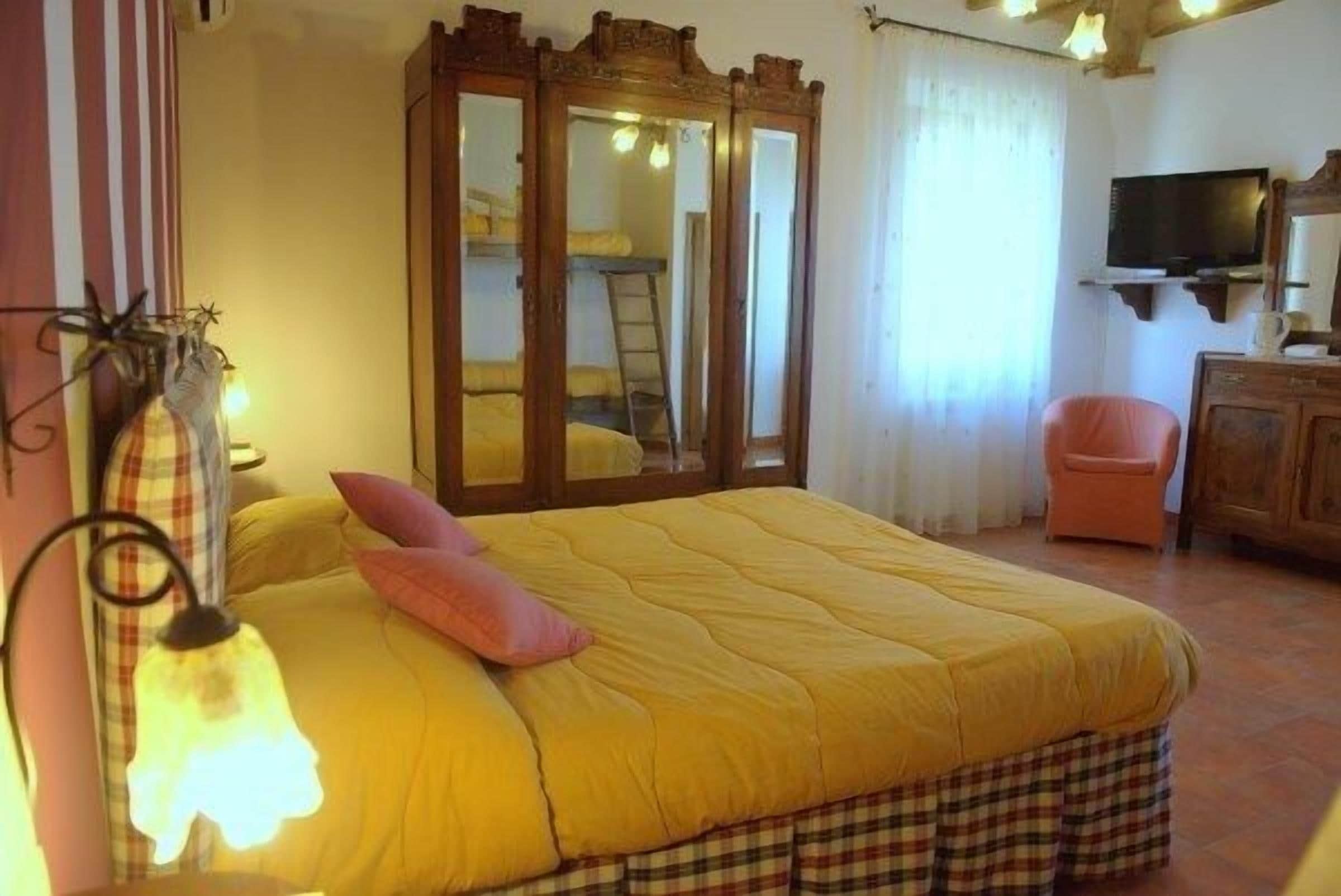 Quadruple Room | Desk, free WiFi, bed sheets