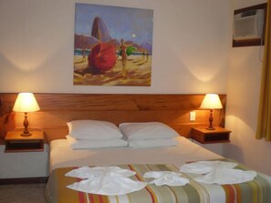 Minibar, Schreibtisch, Verdunkelungsvorhänge, Bügeleisen/Bügelbrett