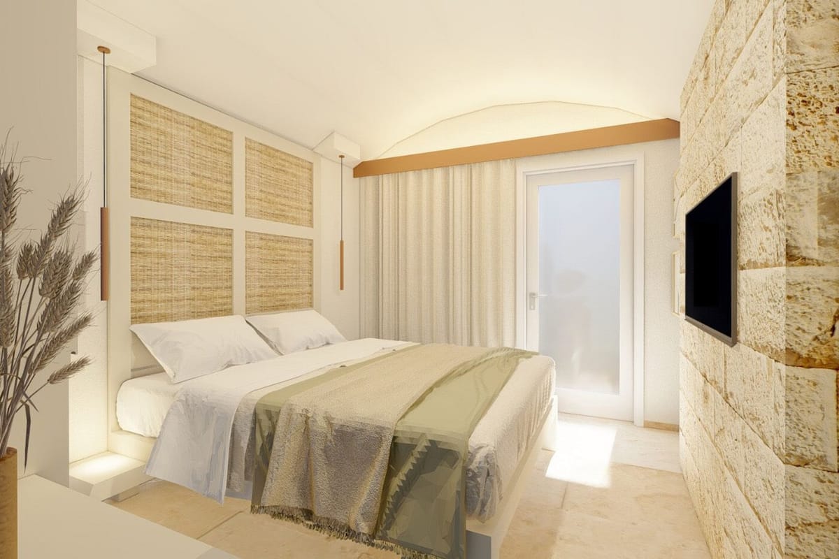 Ein modernes Schlafzimmer mit Bett, Wandfernseher und großem Fenster mit Vorhängen.