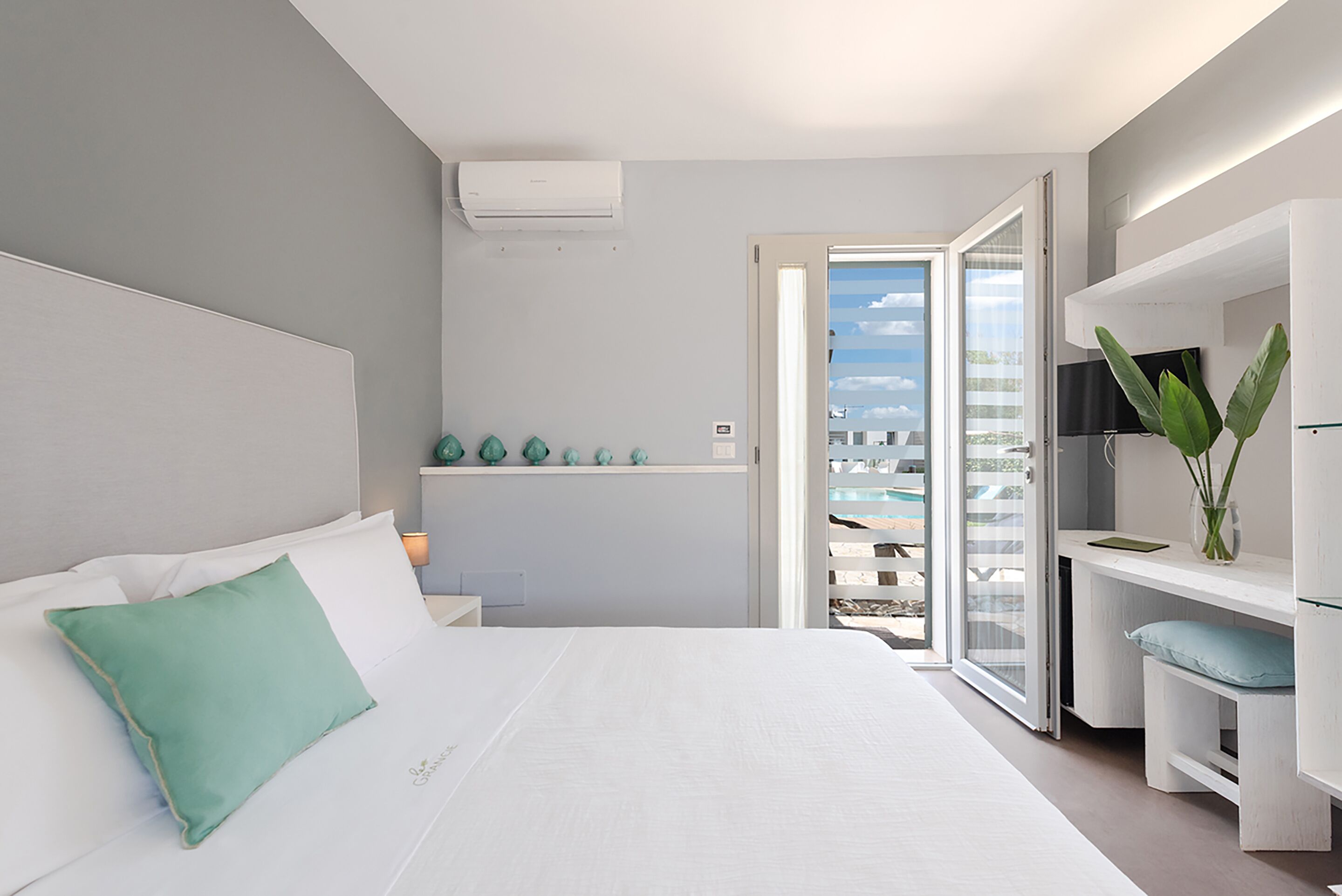 Rom – deluxe, tekjøkken | Sengetøy av topp kvalitet, memory foam-senger, minibar og safe på rommet