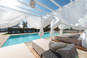 Kauden mukainen ulkouima-allas, aurinkotuoleja