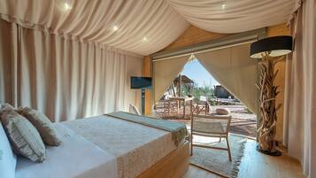 Luksustelttamajoitus | Ylelliset vuodevaatteet, memory foam -patjalliset sängyt, minibaari