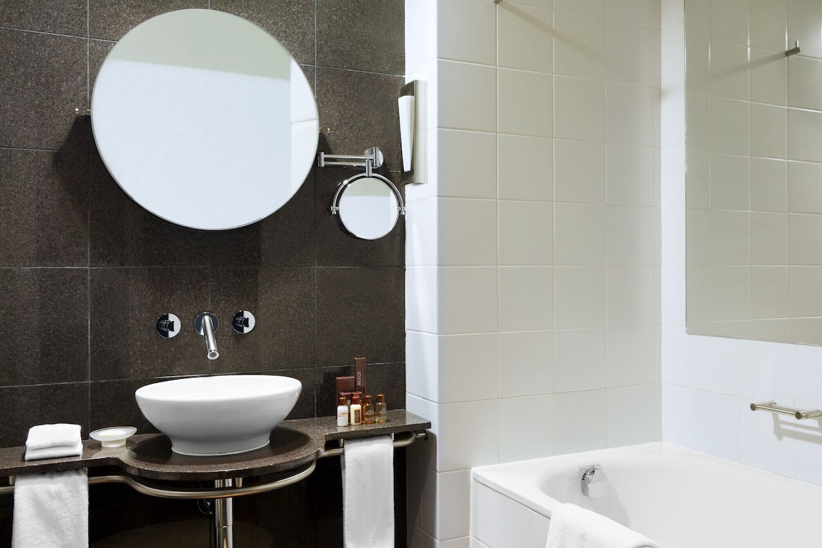 combined shower/bathtub, free toiletries, hair dryer, bathrobes