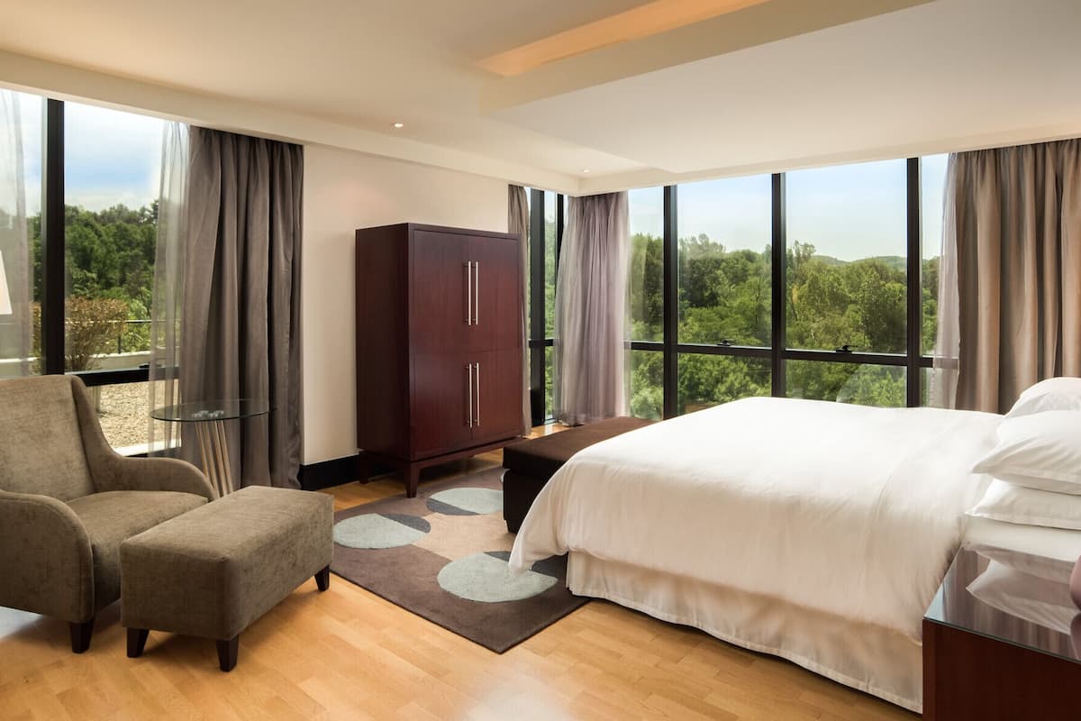 minibar, in-room safe, desk, blackout curtains