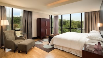 Minibar, värdeförvaringsskåp på rummet och skrivbord