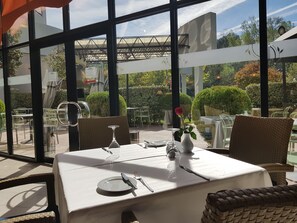 每日供應吃到飽早餐 (每人 EUR15)