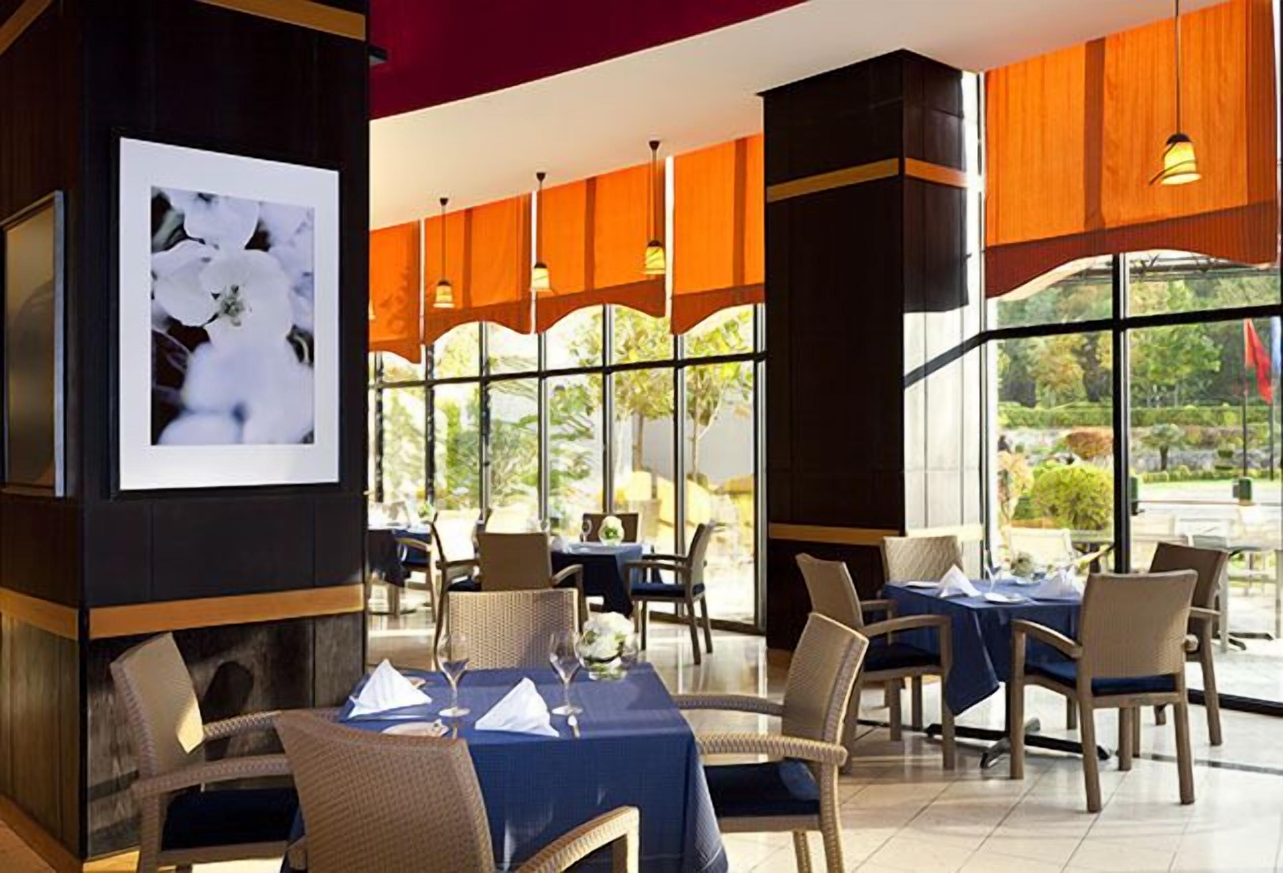 breakfast, lunch, dinner served; international cuisine