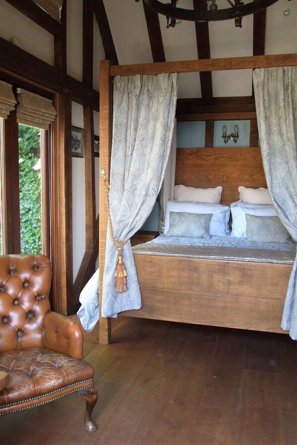 Habitación doble superior, vista al jardín (Four Poster) | Ropa de cama de alta calidad y wifi gratis