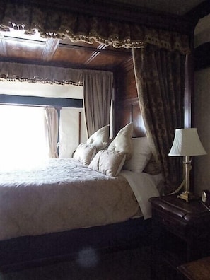 Habitación doble (Four Poster) | Ropa de cama de alta calidad y wifi gratis