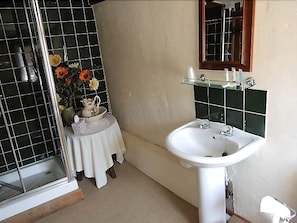 Habitación doble (Four Poster) | Baño | Amenidades de baño gratuitas, secadora de cabello, toallas