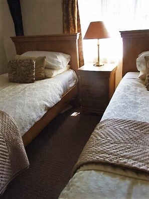 Habitación con 2 camas individuales | Ropa de cama de alta calidad y wifi gratis