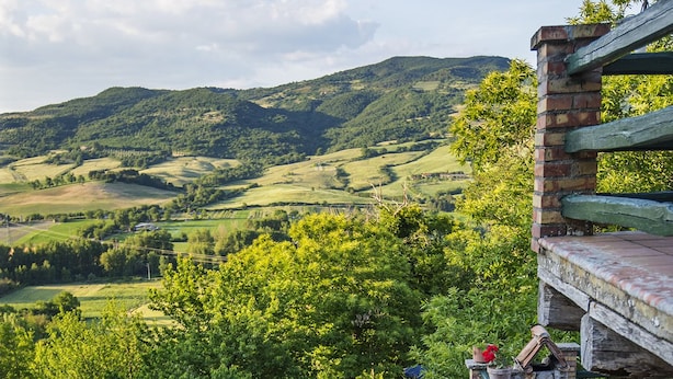 A stone staircase leading to a terrace with a view of rolling hills. - Agriturismo Casale Le Crete (Acquapendente)