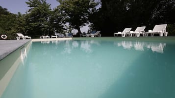 Hồ bơi ngoài trời phục vụ theo mùa, hồ bơi tại sân thượng