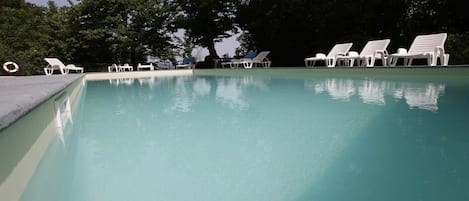 En säsongsöppen utomhuspool, pool på takterrassen och solstolar