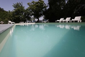 Alberca al aire libre por temporada, alberca en la azotea y camastros