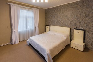 Minibar y caja de seguridad en la habitación 