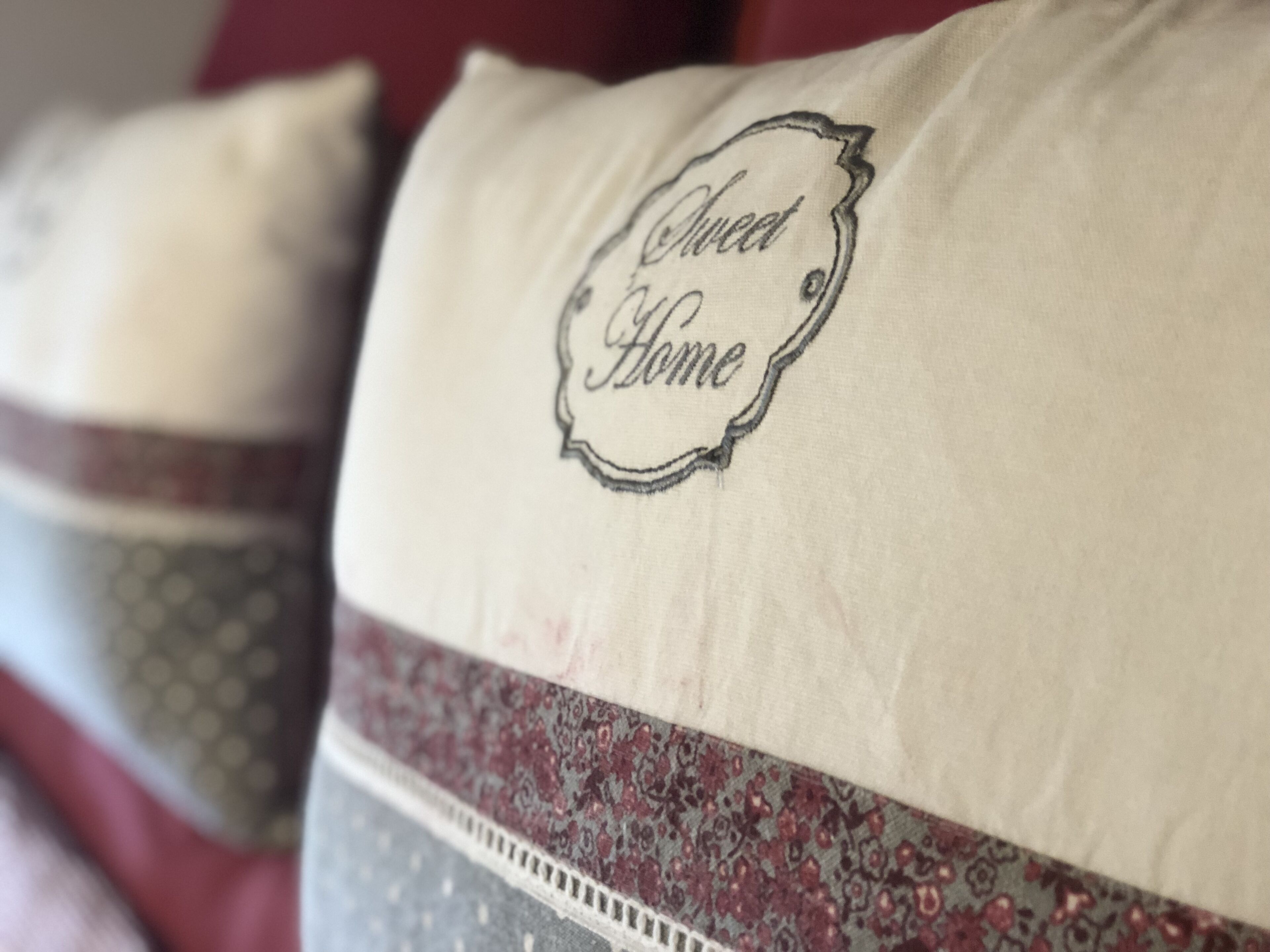 Tyyny, jossa on kirjottuna teksti ”Sweet Home”.