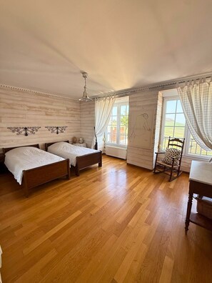 Chaumière, salle de bain attenante (Vue sur vignobles)