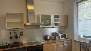 Una cocina compacta equipada con estufa, horno, microondas y armarios.