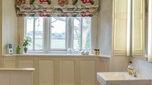 Bathroom | Free toiletries, hair dryer, towels, soap - Old Church Farm (Bristol)