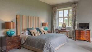 Egyptian cotton sheets, premium bedding, down duvets - Old Church Farm (Bristol)