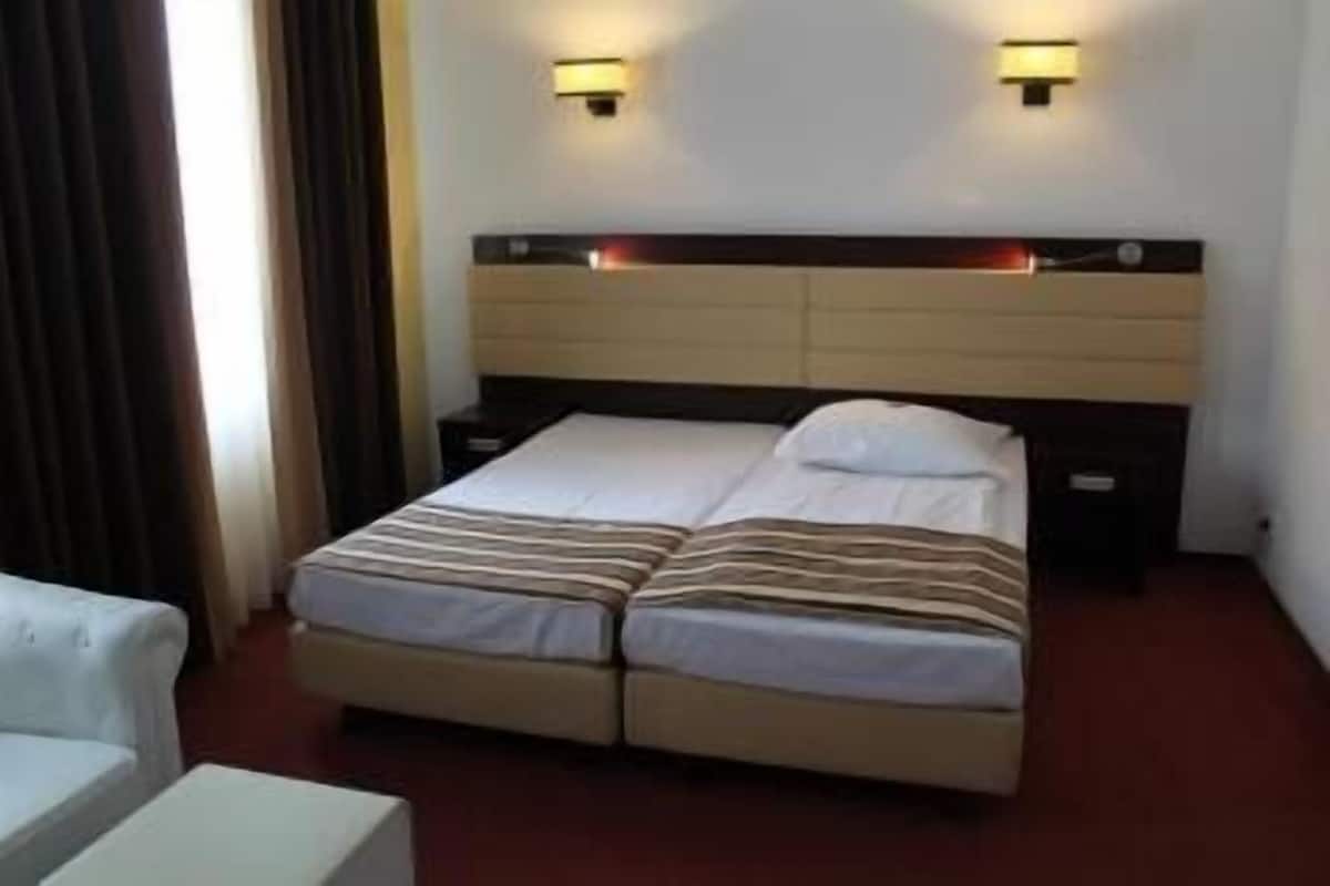 Standard-Doppelzimmer, 1 Queen-Bett | Allergikerbettwaren, Minibar, Schreibtisch, kostenloses WLAN