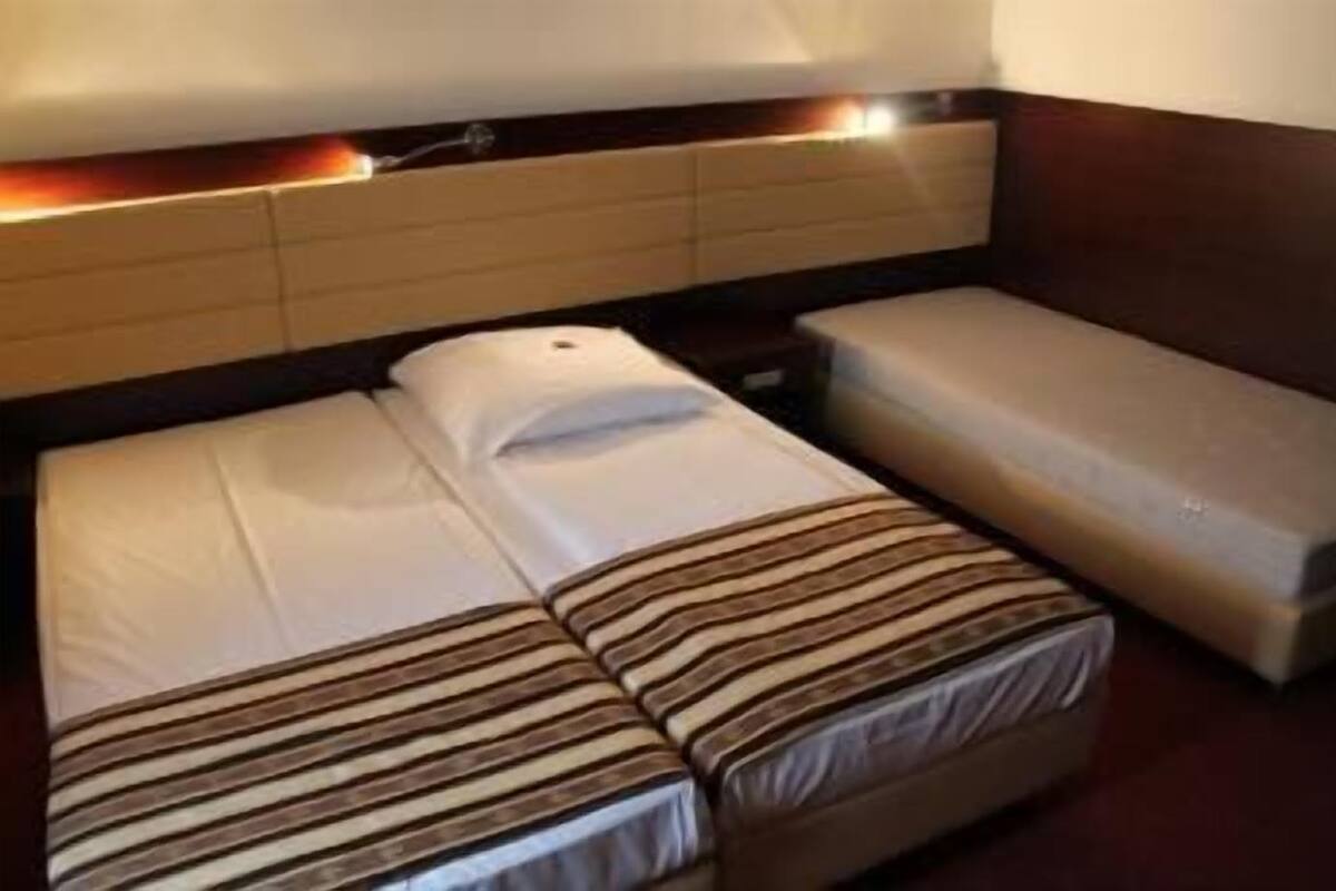 Dreibettzimmer | Allergikerbettwaren, Minibar, Schreibtisch, kostenloses WLAN