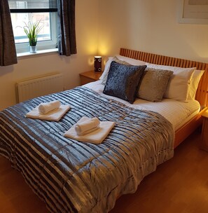 Executive Apartment | 1 bedroom, desk, laptop workspace, iron/ironing board - Executive Open Plan Apartment in Leith (Edinburgh)