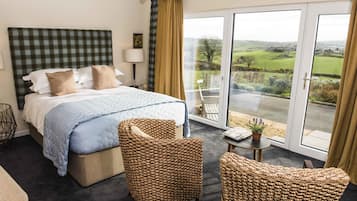 Deluxe Room, 1 King Bed | Premium bedding, in-room safe, desk, blackout curtains