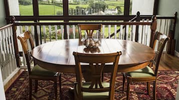 تناول الطعام داخل الغرفة