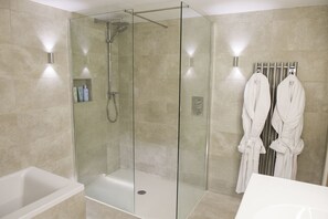 Superior Double Room | Bathroom | Designer toiletries, hair dryer, bathrobes, slippers - Peartree Hill (Belfast)