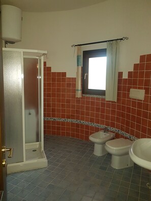 Apartamento conforto, em edifício anexo | Banheiro | Chuveiro, produtos de toalete grátis, secador de cabelo, bidê